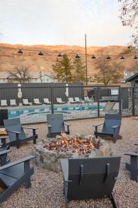 Slackline Moab, Outset Collection by Hilton