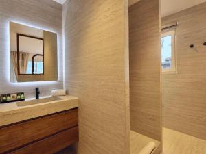 Courchevel 1850 : Élégant Apt. Neuf à 3 min des Pistes, Parking Inclus - FR-1-575-249