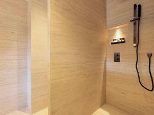 Courchevel 1850 : Élégant Apt. Neuf à 3 min des Pistes, Parking Inclus - FR-1-575-249