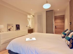 Courchevel 1850 : Élégant Apt. Neuf à 3 min des Pistes, Parking Inclus - FR-1-575-249