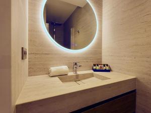 Courchevel 1850 : Élégant Apt. Neuf à 3 min des Pistes, Parking Inclus - FR-1-575-249