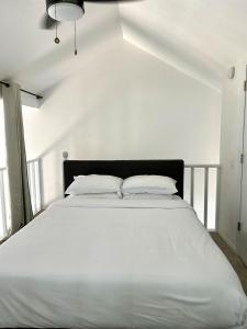 Refreshed! Cozy Condo, Loft King Bed 3 miles to the Strip!