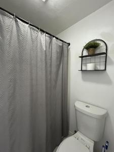 Refreshed! Cozy Condo, Loft King Bed 3 miles to the Strip!