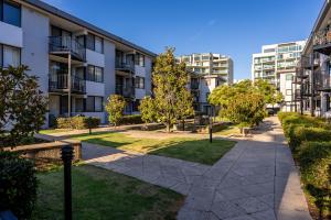 Leafy South Perth 1BR Apartment Walk to River & Ferry