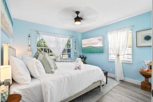 Heated Pool, Tiki Hut, Huge Yard, Bar, Walk 2 Ave