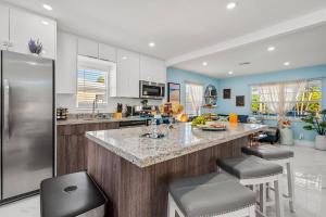 Heated Pool, Tiki Hut, Huge Yard, Bar, Walk 2 Ave