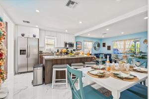 Heated Pool, Tiki Hut, Huge Yard, Bar, Walk 2 Ave