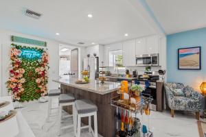 Heated Pool, Tiki Hut, Huge Yard, Bar, Walk 2 Ave