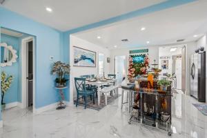 Heated Pool, Tiki Hut, Huge Yard, Bar, Walk 2 Ave