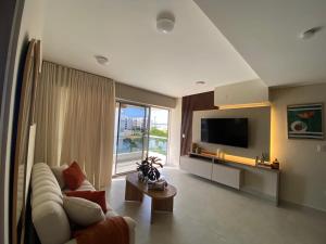Pool , Private Beach Modern and Serene Apartment