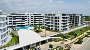 Pool , Private Beach Modern and Serene Apartment