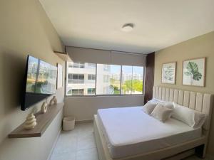 Pool , Private Beach Modern and Serene Apartment