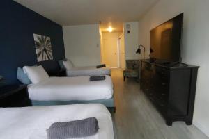 3 beds Apart in Beverly Hills