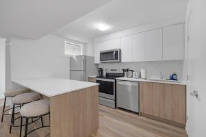 Bright 2-Bedroom Bloordale Getaway Sleeps 6