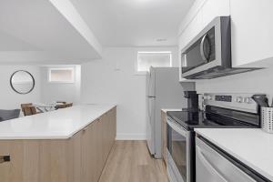 Bright 2-Bedroom Bloordale Getaway Sleeps 6