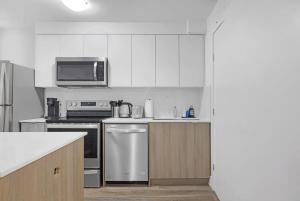 Bright 2-Bedroom Bloordale Getaway Sleeps 6