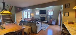 Better At The Lake- 4 bedroom with Hot Tub