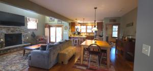 Better At The Lake- 4 bedroom with Hot Tub