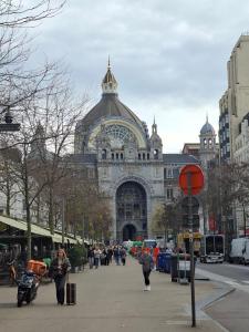 Sunset Paradise Tomorrowland hotel and transport at Hyllit Antwerp