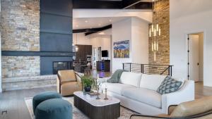 Mins to Deer Valley Lift Hot tub Game Room Views 5BDR Orion by AvantStay