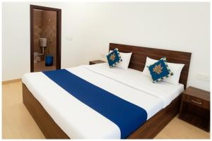 Chaitanya Vihar, Meraden NV Residency near Prem Temple and Bankey Bihari Temple and Premanand Maharaj - Free Wi-Fi -Parking and Restaurant Facilities - Fully Air conditioning Luxuary Room