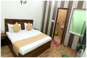 Chaitanya Vihar, Meraden NV Residency near Prem Temple and Bankey Bihari Temple and Premanand Maharaj - Free Wi-Fi -Parking and Restaurant Facilities - Fully Air conditioning Luxuary Room