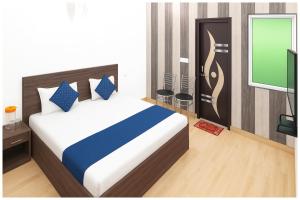 Chaitanya Vihar, Meraden NV Residency near Prem Temple and Bankey Bihari Temple and Premanand Maharaj - Free Wi-Fi -Parking and Restaurant Facilities - Fully Air conditioning Luxuary Room