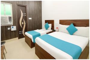 Chaitanya Vihar, Meraden NV Residency near Prem Temple and Bankey Bihari Temple and Premanand Maharaj - Free Wi-Fi -Parking and Restaurant Facilities - Fully Air conditioning Luxuary Room