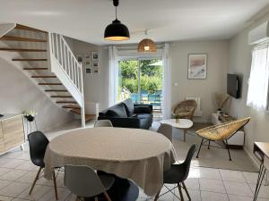 1008 - Maison 5p dans une résidence privée avec piscine.