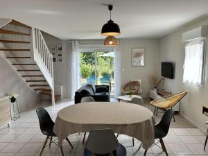 1008 - Maison 5p dans une résidence privée avec piscine.