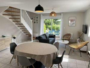 1008 - Maison 5p dans une résidence privée avec piscine.