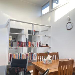 Budget-friendly room near Sunshine Station to CBD