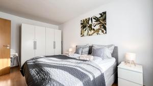 Ferienwohnung in der Stadt mit kostenfreier Tiefgarage bis 1,50m Fahrzeughöhe - 2 Doppelbetten, Küche, Bad
