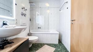 Ferienwohnung in der Stadt mit kostenfreier Tiefgarage bis 1,50m Fahrzeughöhe - 2 Doppelbetten, Küche, Bad