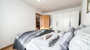 Ferienwohnung in der Stadt mit kostenfreier Tiefgarage bis 1,50m Fahrzeughöhe - 2 Doppelbetten, Küche, Bad