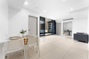 Stylish 2BR - Close to Station & 5 Mins to Airport