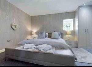 The Oaks A private room in our home With its own entrance with internal doors locked More suited to quieter guests wanting a peaceful stay