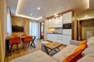 Tomy Forest Cigar Bar