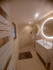 Love Room chic et intime idéale pour un séjour à deux avec jacuzzi et balcon