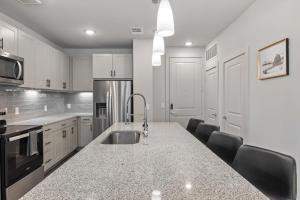 Modern 2BR Poolside Patio Suite in North Austin