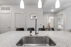 Modern 2BR Poolside Patio Suite in North Austin