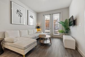 Modern 2BR Poolside Patio Suite in North Austin