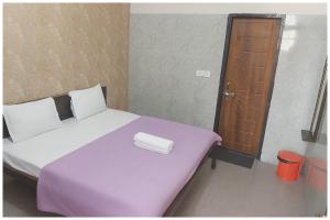 Sunrakh Lane Ashiyana Hotel Shree# Laddoo# Gopal Dham Near Sri Saubhari Rishi Temple pond and Bankey Bihari Temple - Free Wi-Fi With Room Service - Fully Air conditioning Premium Room- Best Hotel In Vrindavan