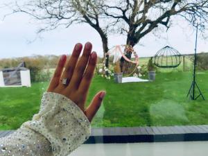 Little Woodlands Chalet with Private Garden & Hot Tub