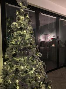 Little Woodlands Chalet with Private Garden & Hot Tub