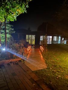 Little Woodlands Chalet with Private Garden & Hot Tub