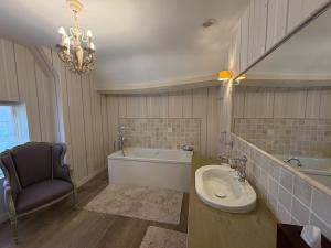 Spacieuse Maison dans domaine privatif, Beauval, Châteaux de La Loire - WIFI, 4 chambres, 4 SDB