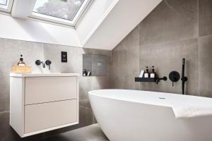 Arden House - Luxury Home with Hot Tub - Games Room - Fire Pit