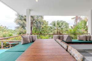 V89 6BR Timeless Design Huge Pool & Mountain View