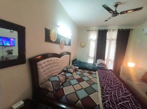 Exclusive Floor on Manali Expressway for Family